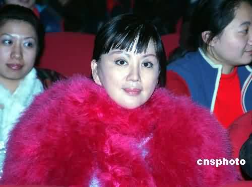 宫雪花与儿子深圳亮相