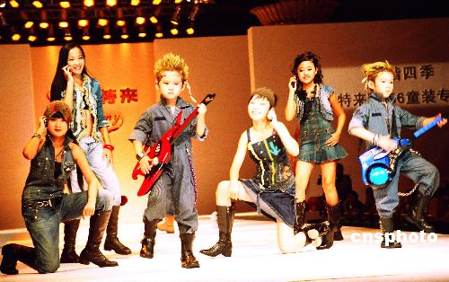 图:大连少儿模特t台走秀(3)