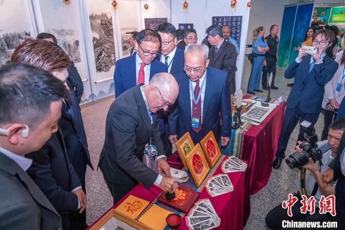 5月6日,以“开放共融的文化 如诗如画的山水——广西文明和发展的故事”为主题的2024年维也纳联合国中文日系列活动在维也纳国际中心开幕。图为嘉宾现场体验中国文化。 <a target='_blank' href='/'>中新社</a>发 中国常驻维也纳代表团 供图 图为嘉宾现场体验中国文化。 中新社发 中国常驻维也纳代表团 供图