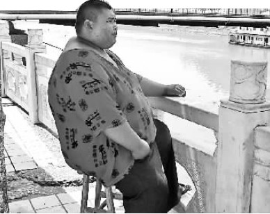 394斤男孩喝水也长胖 8岁输液打针后体重增十