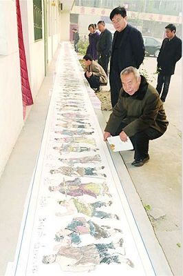 老人历时两年绘出30米长梁山好汉图(图)