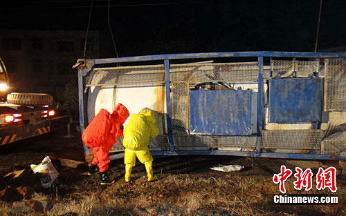 剧毒化学物槽罐车险漏 消防战士8小时除险(图