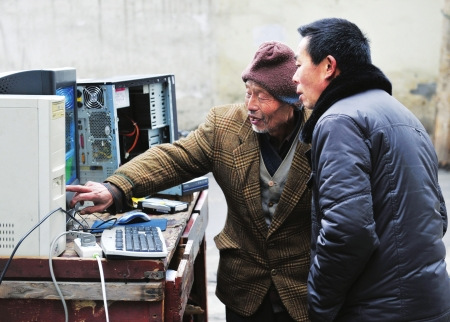 成都大爷56岁学会修电脑 69岁还在继续维修(图