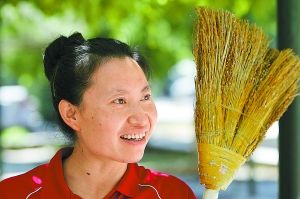 环卫工因扫帚绝活走红网络 为录节目丢工作(图