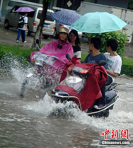 广东阳江遭遇雷暴天气 部分街道水浸街(图)