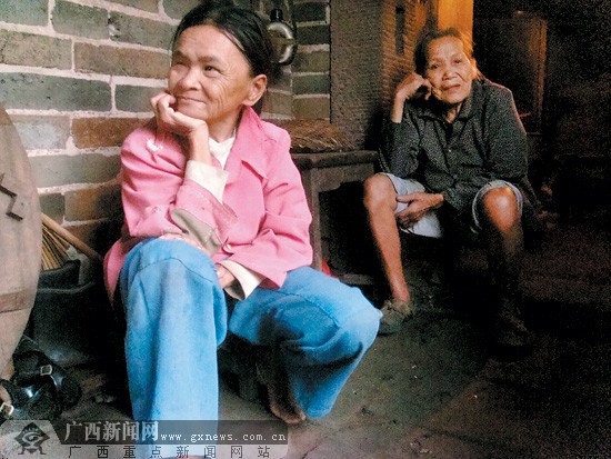 求快手里有一对残疾情侣卖唱,男的只有一个胳