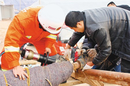 男子修卷帘机4手指被夹 消防官兵巧妙施救(图