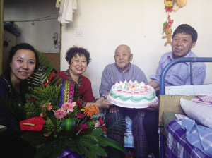 哈尔滨一百岁老人庆生称长寿秘诀是半月吃顿红烧肉