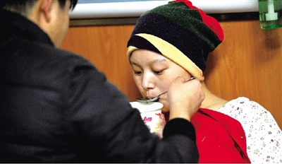 女孩患癌晚期男友承诺娶女孩:对婚礼既期待又害怕