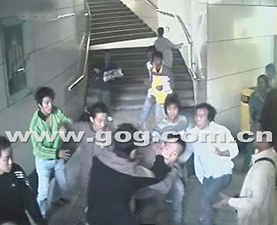 大学生与保安见义勇为 遭群殴 