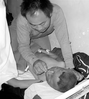 9岁男孩疑捡到抗战时期手雷被炸断手指（图）
