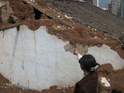 丈夫被民警打死女子讨住房惨死局长办公室