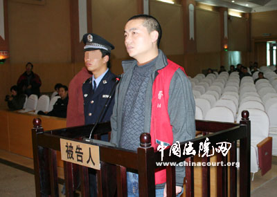 为制止情人高声骂叫杀人藏尸嫌犯出庭受审图