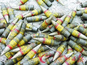 洋垃圾中清出千余炮弹头 警方转移安全处引爆