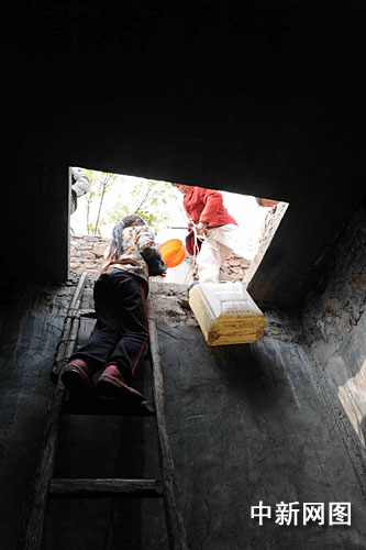 贵州兴义大水井村水井见底 村民外乡买水浇地