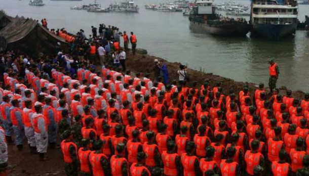 中新网-视频-加拉帕戈斯群岛火山喷发:黑夜中岩