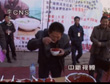 河南辣椒王摆擂比拼吃辣椒