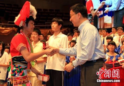 上海市长韩正向台湾学生赠世博护照