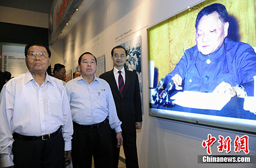 图:丹瑞参观深圳经济特区建立30周年成就展