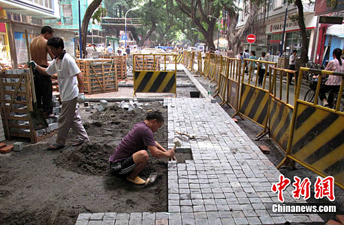 广州北京路步行街有一个E字开头的品牌服装店