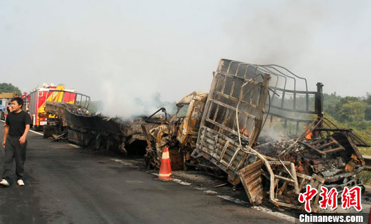 图:沪昆高速江西樟树段特大车祸救援现场(3)