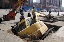 沈阳:人行道现塌陷大坑 挖掘机不慎掉入