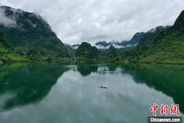     航拍浩坤湖，渔人泛舟于一汪碧水上。　俞靖 摄