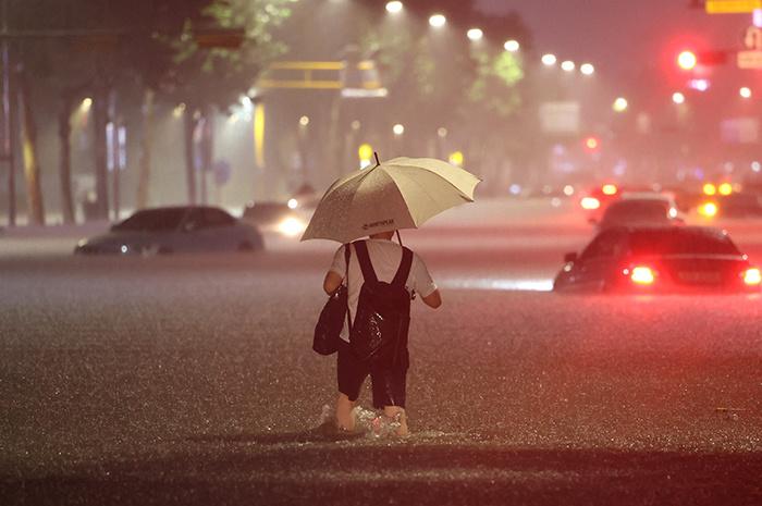 韩国首尔遭遇特大暴雨
