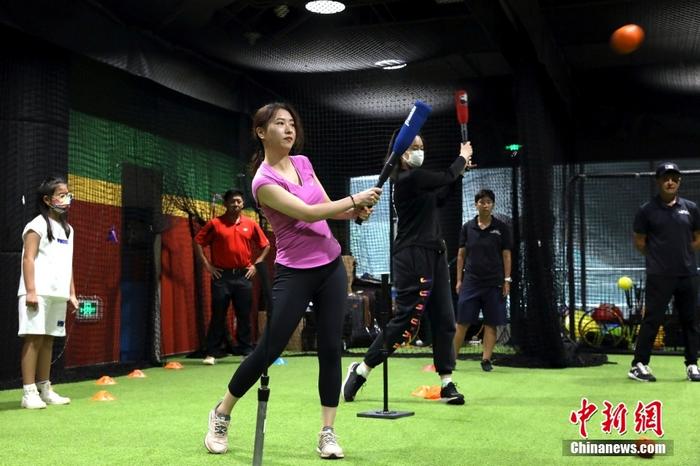 棒球公益课走进北京社区学玩结合吸引民众体验