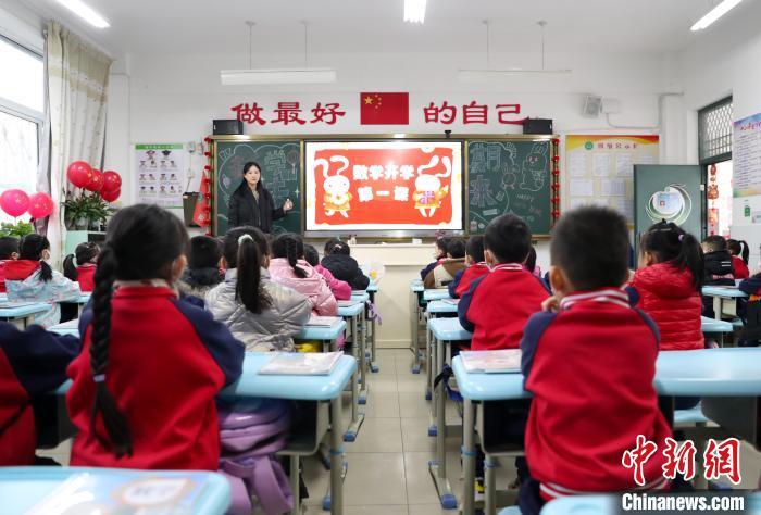 宁夏中小学幼儿园迎来新学期开学日
