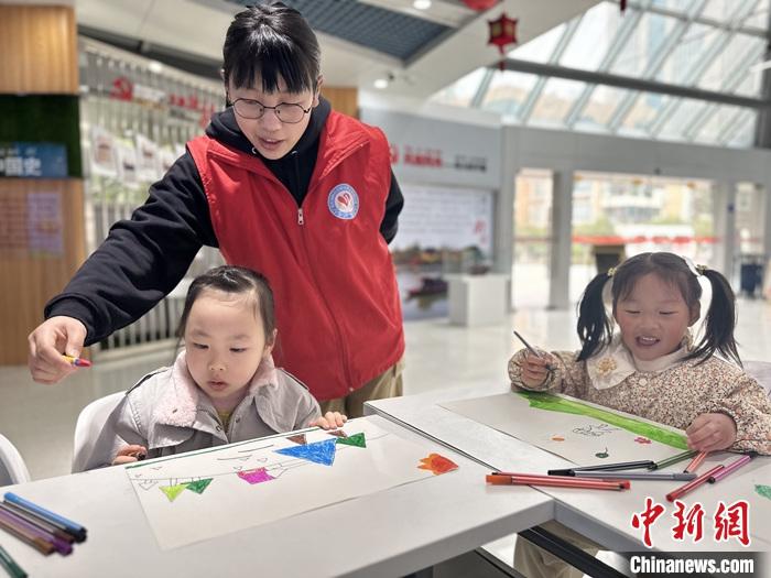 安徽合肥：创意绘画进社区