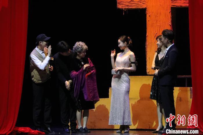 开心麻花爆笑大戏《乌龙山伯爵》在福州上演