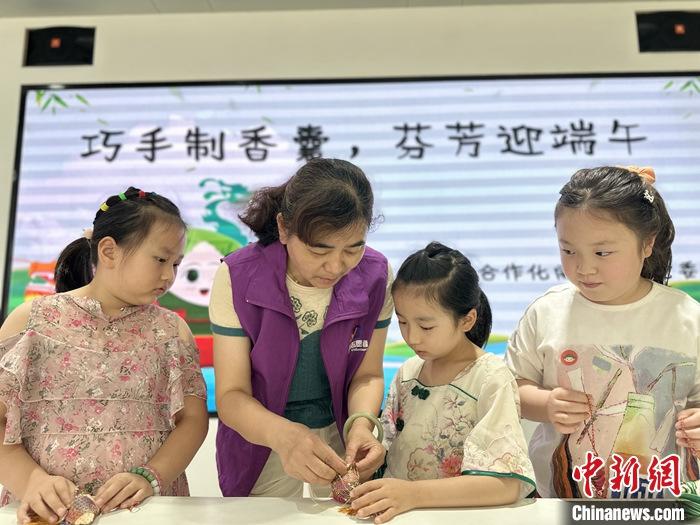 巧手制香囊迎端午