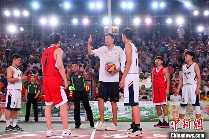 中国篮球名宿王治郅为赛事开球。　俞靖 摄