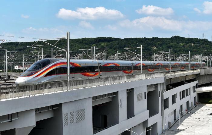 中国首条时速350公里跨海高铁开通 