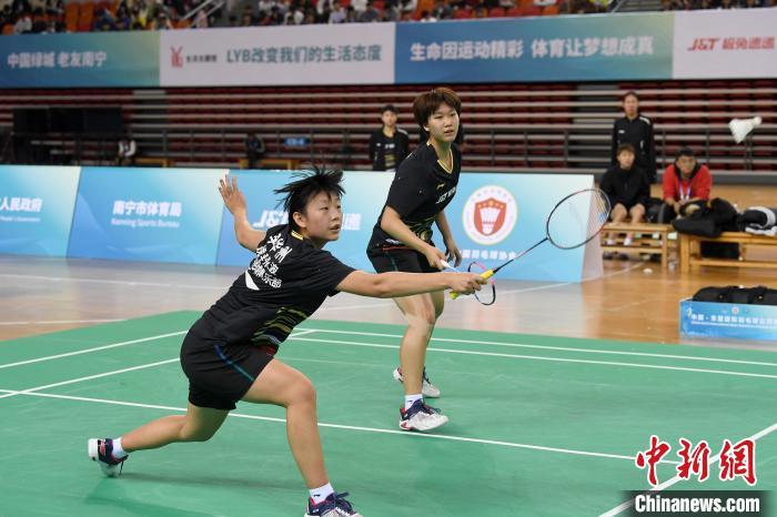 图为女子双打决赛上，中国选手李华洲和张煜晗相互配合。　俞靖 摄