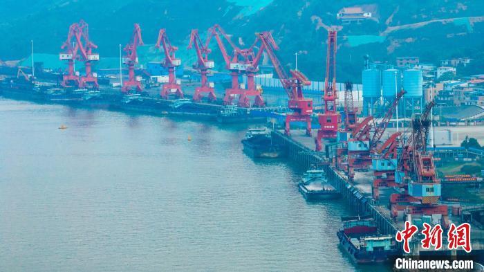 1月1日，广西梧州临港经济区赤水港码头，一派忙碌景象。何华文 摄