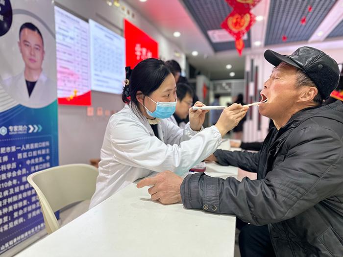 安徽合肥：社区开展学雷锋健康义诊活动