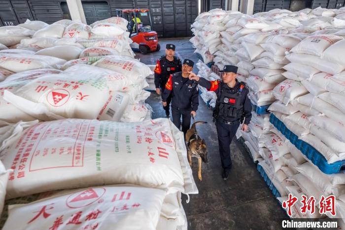 新疆铁警护航中欧(中亚)班列