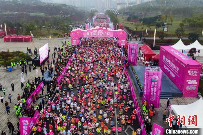 2024重庆垫江马拉松鸣枪起跑万名选手上演一场跑步狂欢