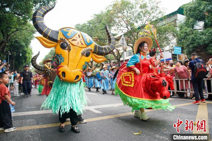 巡游队伍中的“五彩春牛”。陈冠言 摄