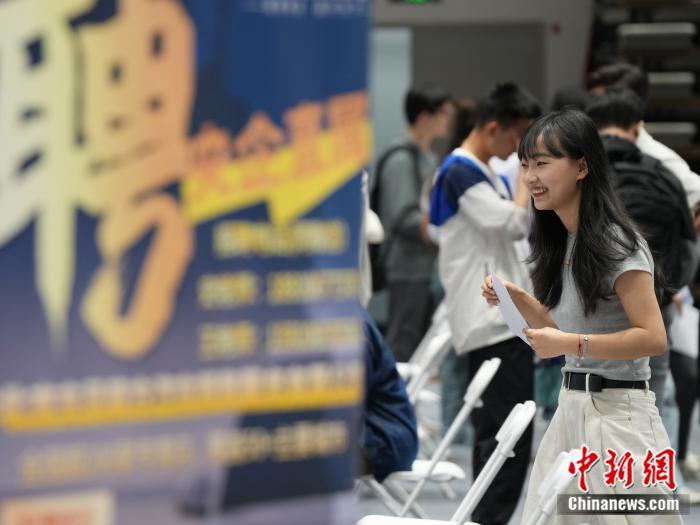 北京一高校举行招聘会