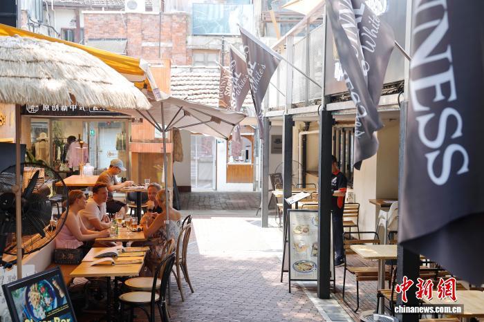 上海:外国游客“流连”田子坊