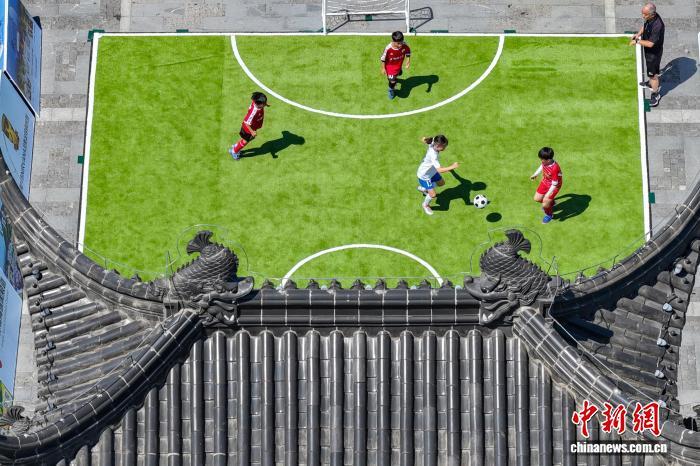 “苏超”掀起少儿足球热