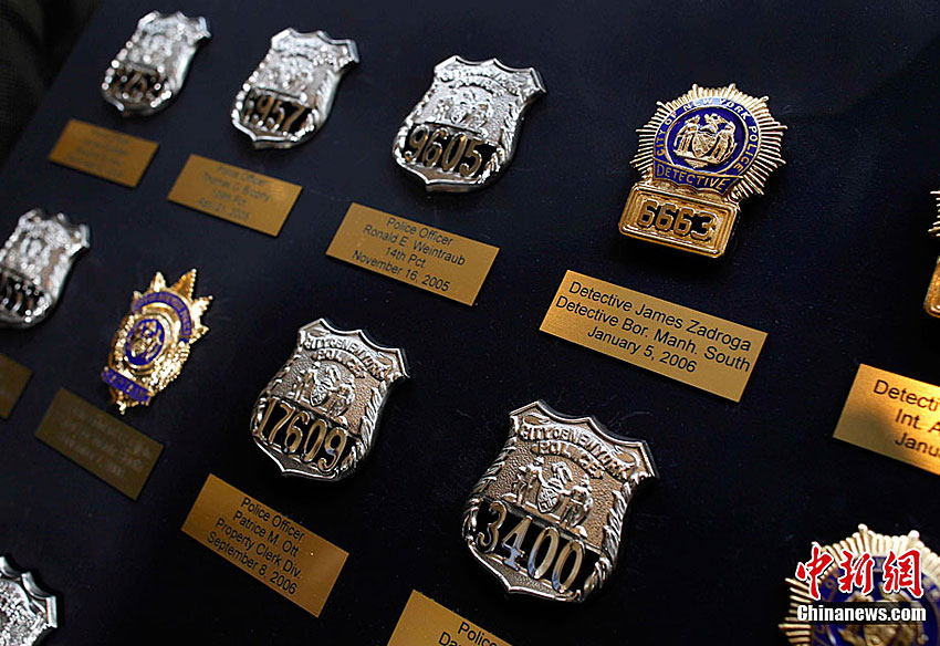 华盛顿展出参与911救援工作警察徽章