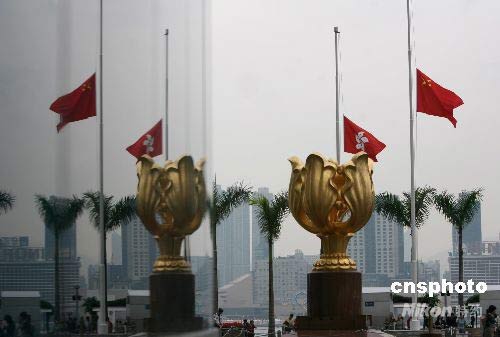 全国哀悼日 香港金紫荆广场下半旗致哀