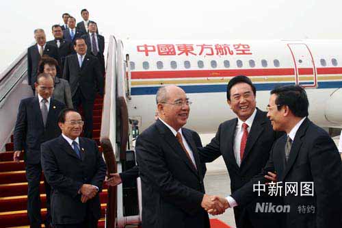 图：中国国民党主席吴伯雄一行抵达北京
