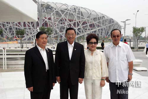 图：江丙坤在奥运场馆“鸟巢”前留影