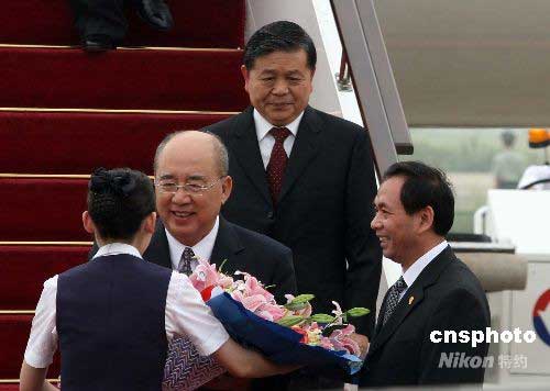 图：中国国民党主席吴伯雄一行抵达上海