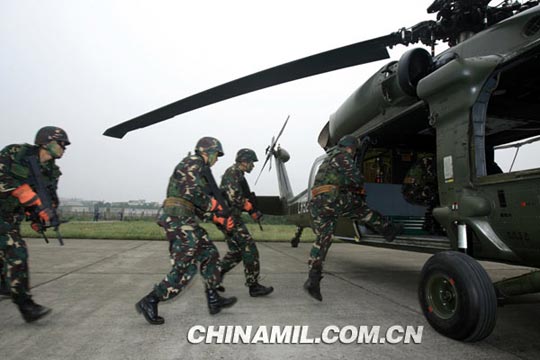组图:成都军区某集团军步兵与陆航联合训练
